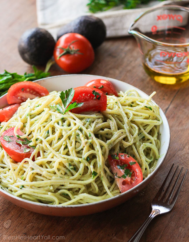 garlic avocado pasta easy 20 minute gluten-free meal for those busy weeknights! www.blessherheartyall.com