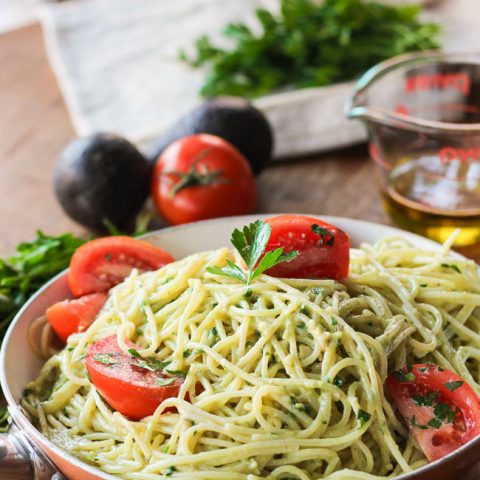 garlic avocado pasta easy 20 minute gluten-free meal for those busy weeknights! www.blessherheartyall.com