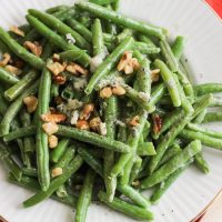 easy blue cheese green beans Fresh green beans are prepared {can be prepared in TWO ways!} with a decadent blue cheese sauce drizzled and stirred over top for a warm, hearty, cheesy, creamy addition to your holiday table.