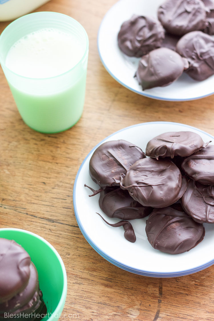 gluten-free thin mint cookies! These gluten-free thin mint cookies are the best gluten-free Girl Scout cookie copy cat recipe that it just may beat out the real thing! Get your Girl Scout cookie fix the homemade way with these crisp, minty, chocolate favorites!