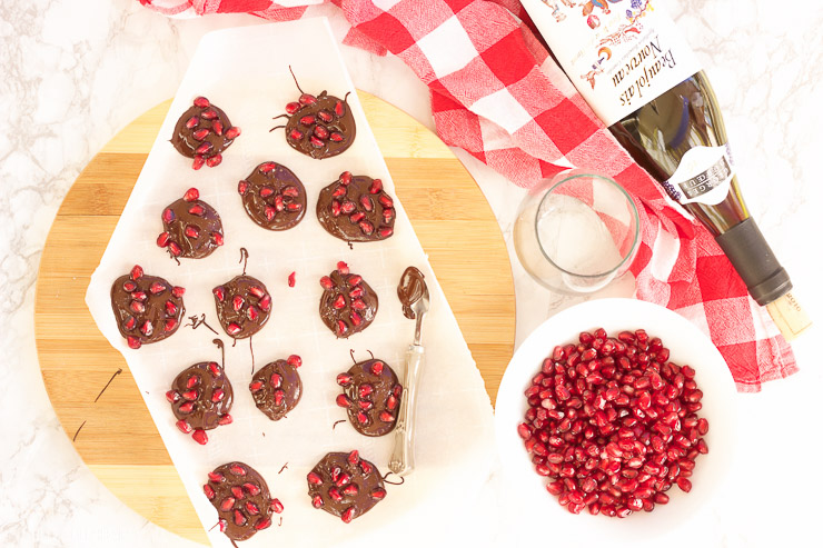 Dark chocolate pomegranate bites are the perfect quick and easy appetizer or sweet snack for the holiday season! Melted dark chocolate is sprinkled with pomegranate arils and sea salt before being allowed to harden and disappear.