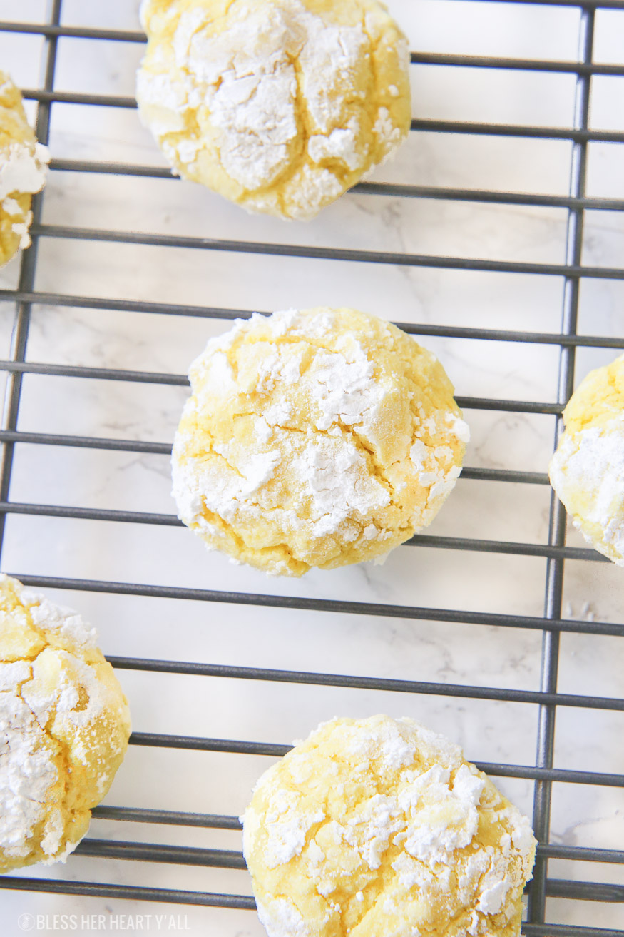 glutenvrije Lemon crinkle cookies combineren lichte verse citroenaroma ' s tot zachte en deegachtige koekjes die worden besprenkeld in heerlijke poedersuiker voordat ze snel 10 minuten worden gebakken!