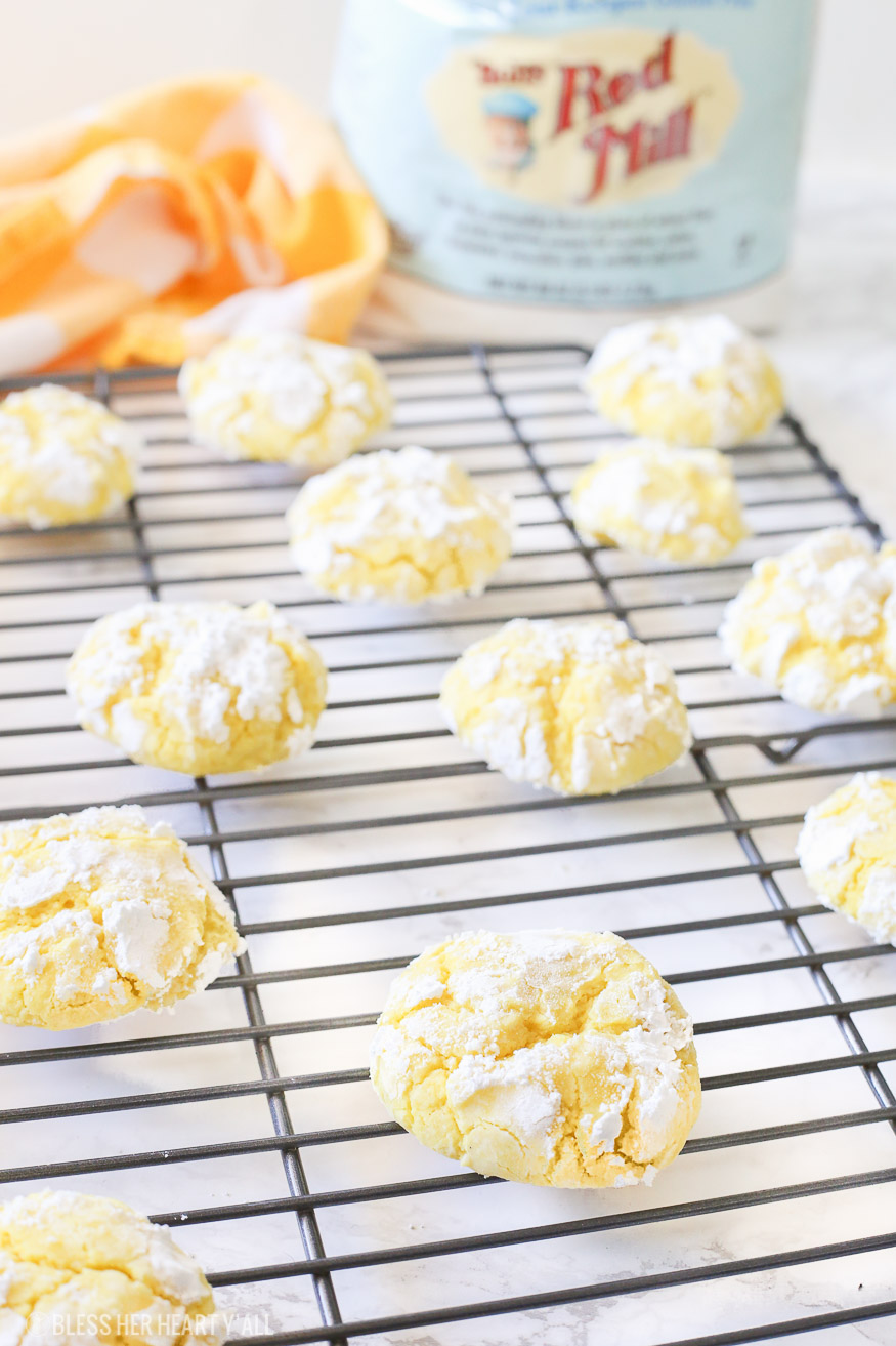 glutenvrije Lemon crinkle cookies combineren lichte verse citroenaroma ' s tot zachte en deegachtige koekjes die worden besprenkeld in heerlijke poedersuiker voordat ze snel 10 minuten worden gebakken!