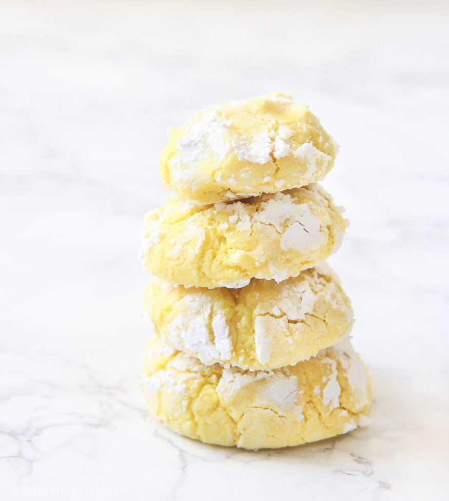 glutenvrije lemon crinkle cookies combineren lichte frisse citroensmaak in zachte en deegachtige koekjes die worden besprenkeld in heerlijke poedersuiker voordat ze worden gebakken voor een snelle 10 minuten!