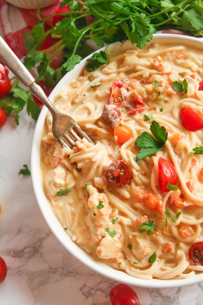 7-Ingredient Instant Pot Chicken Spaghetti: 30-Min. Pressure Cooker Meal!